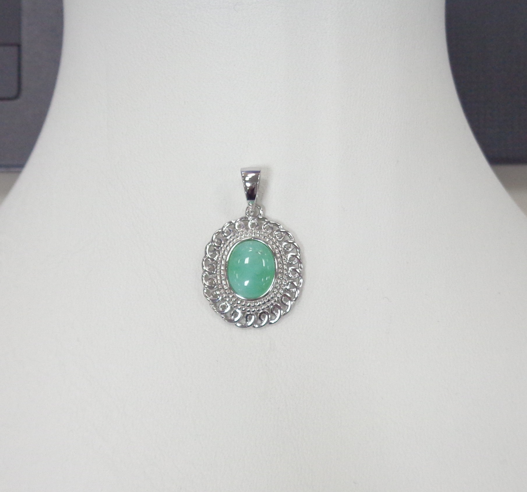 Серебряная подвеска с зеленым халцедоном